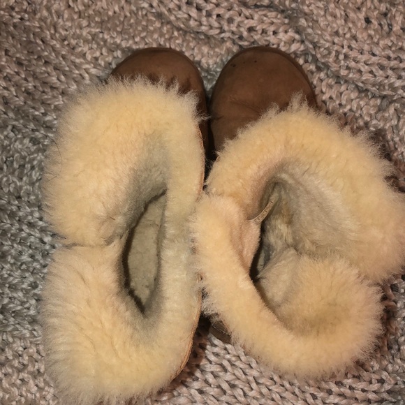 Chestnut bailey button uggs - Picture 2 of 4